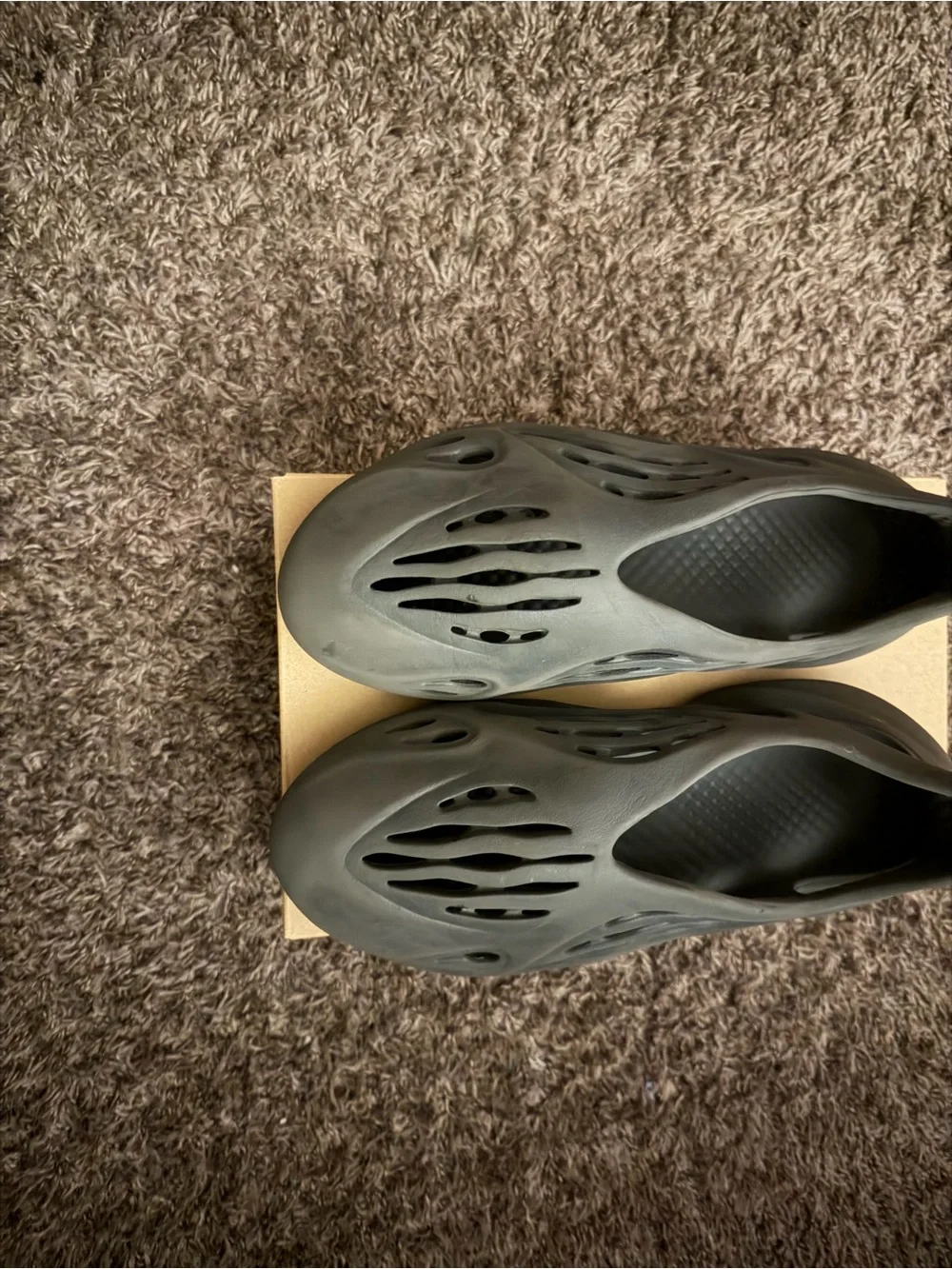 Yeezy Foam Runner in Dark Olive/Black
